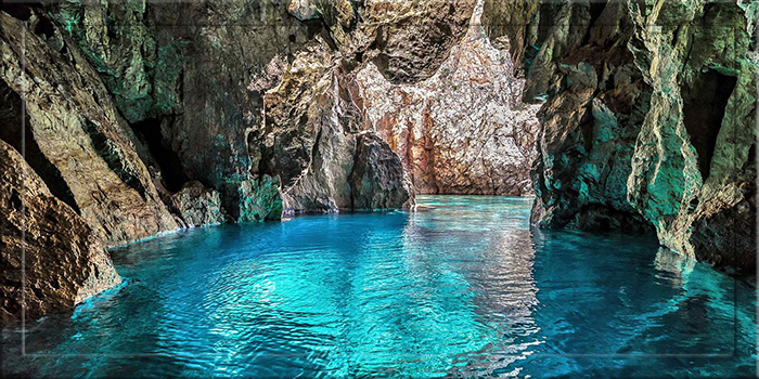 Интерьер пещеры с озером.