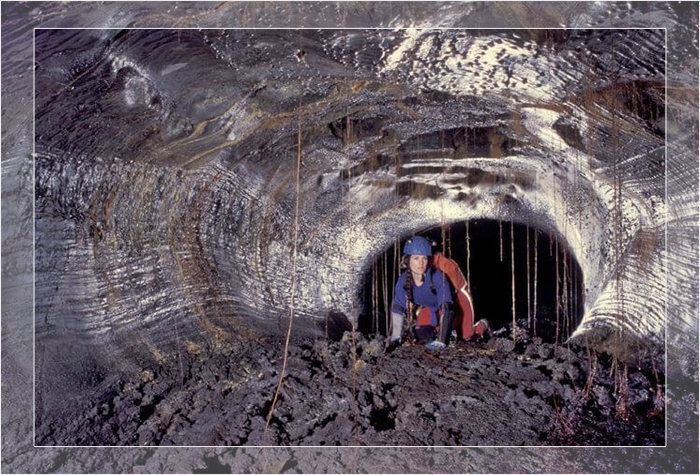Учёные работают в гавайской пещере в районе Кау на острове Гавайи.