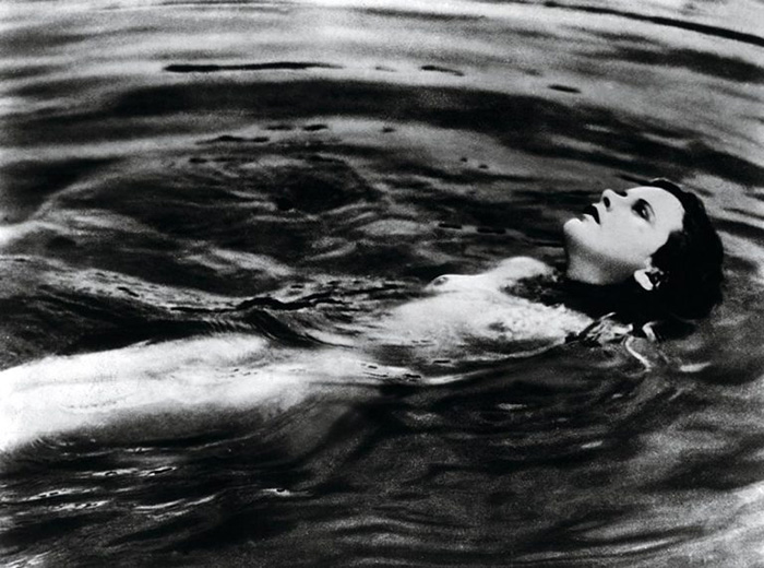 Знаменитая сцена купания из фильма «Экстаз». / Фото: Getty Images