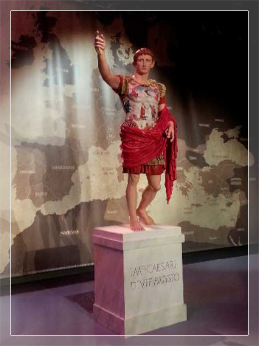 Статуя Августа де Прима Порта, воссозданная с помощью пигментов для фестиваля.