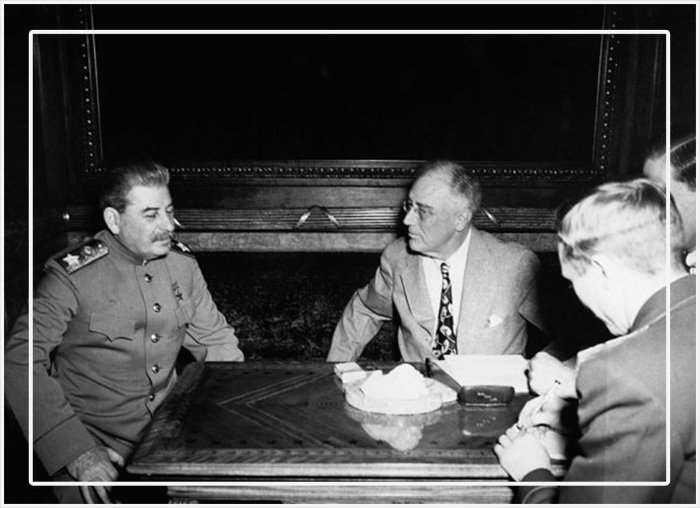 Советский генсек КП Иосиф Сталин и президент США Франклин Д. Рузвельт беседуют во время Ялтинской конференции 1945 года.