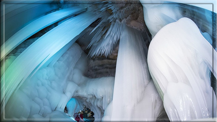 В образовании ледяных пещер главную роль играет идеальный баланс природных факторов.