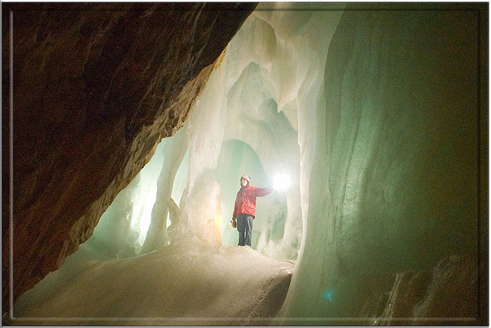 Самая большая ледяная пещера в мире — Айсризенвельт, расположена в Верфене, Австрия.