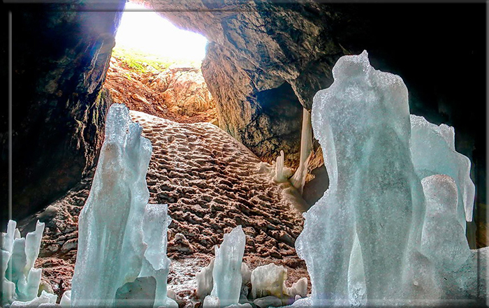 Ледяная пещера в Национальном парке Дурмитор, Черногория.