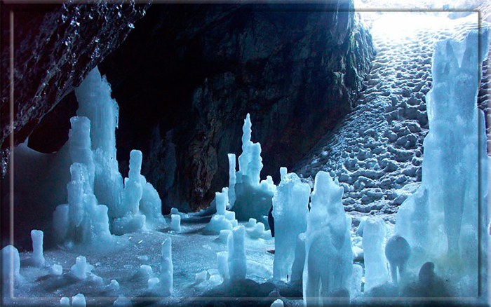 Внутри Ледяной пещеры находится необычный природный музей ледяных фигур.
