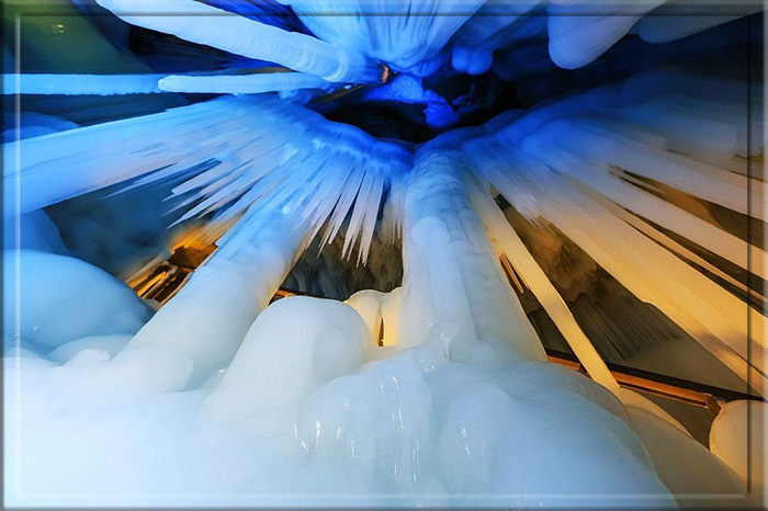 Ледяная пещера Нинву в Китае и её гигантские сосульки.