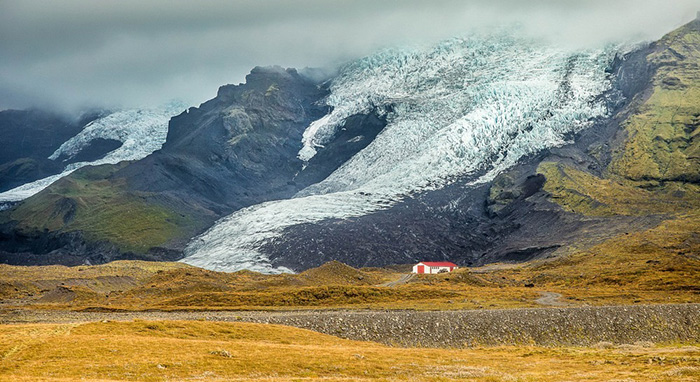 Одинокий дом стоит возле ледника Эйяфьятлайокудль на южном побережье Исландии. / Фото: Flickr