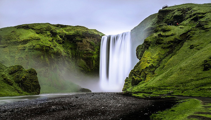 Типичный исландский пейзаж — водопады и много зелени. / Фото: Flickr