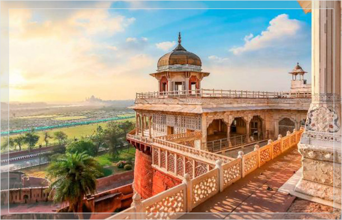 Форт Агра в штате Уттар-Прадеш, Индия, с видом на Тадж-Махал вдалеке.