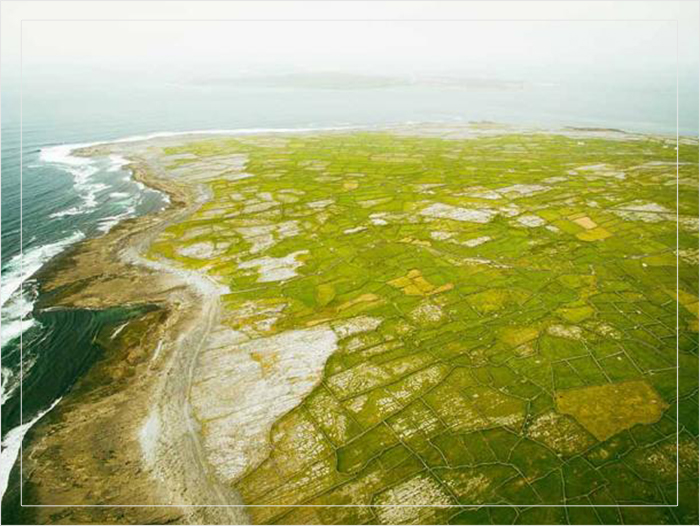 Воздушный пейзаж острова Инишир, самого маленького из островов Аран, где находится затонувшая церковь.