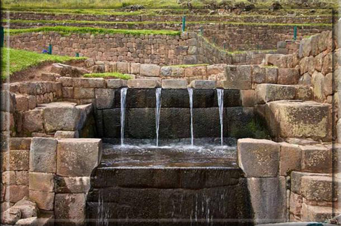 Древние водоносные фонтаны в Типоне, Перу.