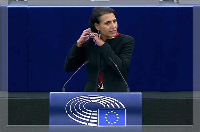 Депутат Европарламента от Швеции Абир Аль-Сахлани отрезала себе волосы прямо во время выступления с трибуны.