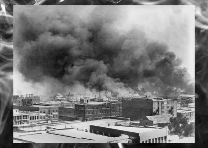 Вздымающийся дым во время резни в Талсе, 1 июня 1921 год.
