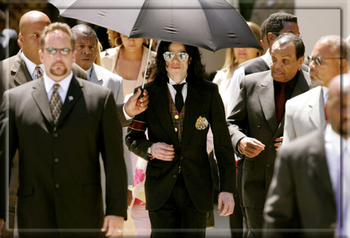 Майкл Джексон и его отец Джозеф покидают здание суда округа Санта-Барбара, выслушав заключительные аргументы на суде над ним, 2005 год. 