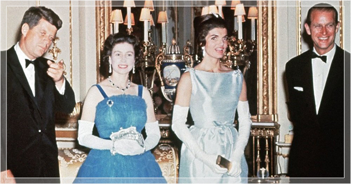 Президент Джон Ф. Кеннеди и первая леди Джеки Кеннеди посещают королевскую семью в Англии в 1961 году.