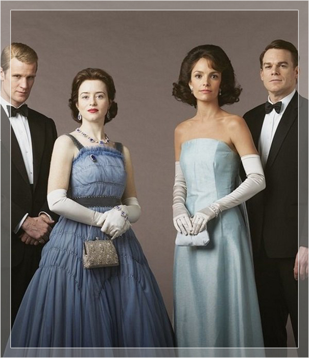 Рекламный плакат сериала «Корона», воспроизводящий встречу Джеки Кеннеди и королевы Великобритании.