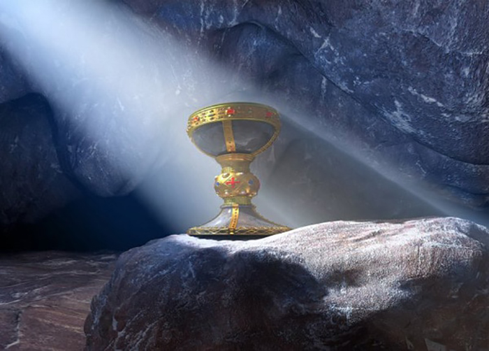 «Святой Грааль», изображённый в виде кубка, впервые появился во времена Средневековья в рыцарском романе. / Фото: mifistoria.info