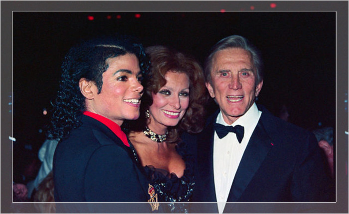 Слева направо: Майкл Джексон, Софи Лорен и Кирк Дуглас вместе позируют на четвёртой ежегодной церемонии вручения наград American Cinema Awards, январь 1987 года.