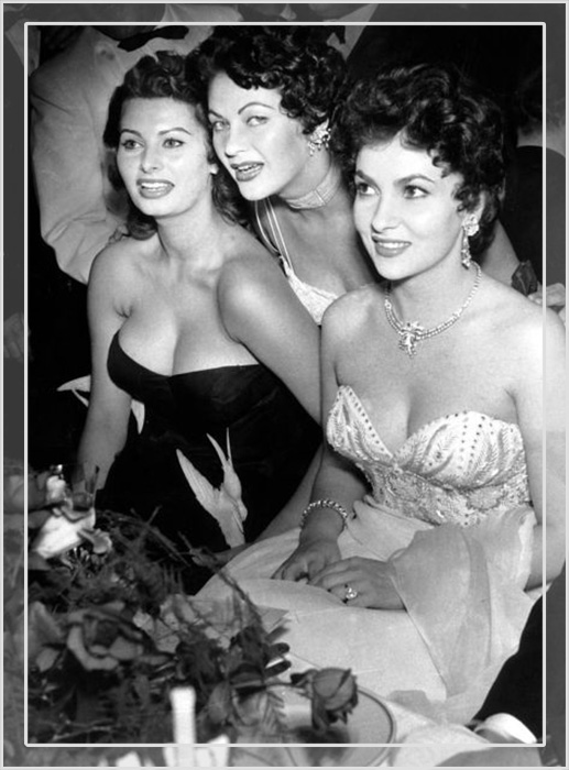 Слева направо: Софи Лорен, Ивонн де Карло и Джина Лоллобриджида на Международном кинофестивале в Берлине, 1954 год. 