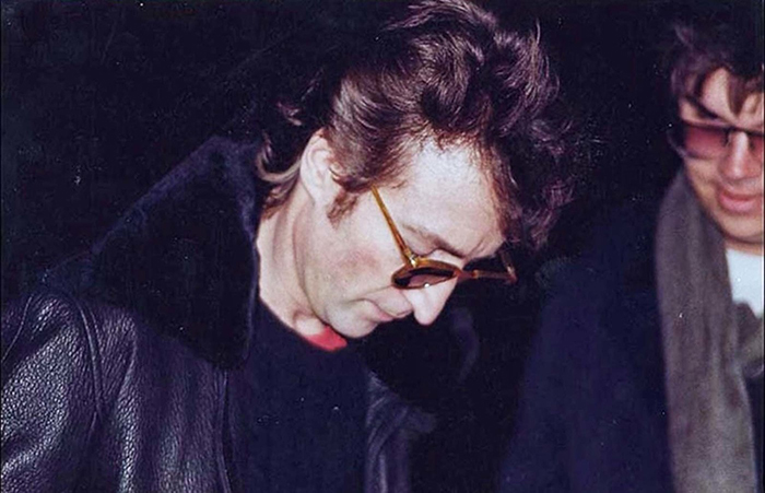 Чепмен берёт автограф у Джона Леннона. / Фото: thevintagenews.com