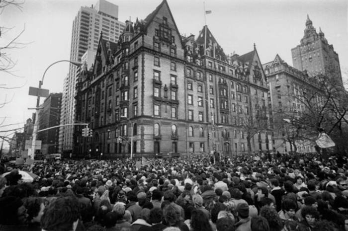 Фанаты собрались возле отеля «Дакота» после смерти Джона Леннона, декабрь 1980 года. / Фото: thevintagenews.com