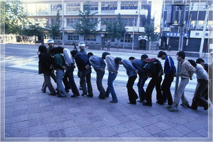 Солдаты уводят группу связанных молодых людей, май 1980 года.