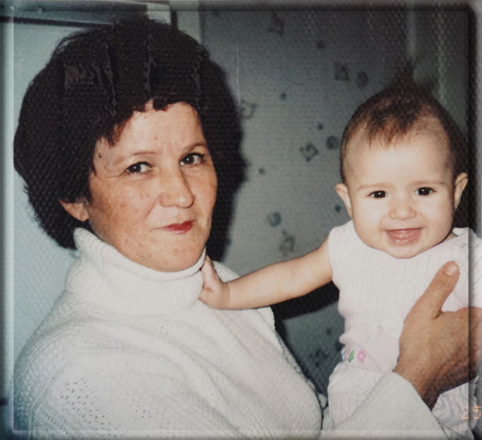 Маленькая Камила с бабушкой.