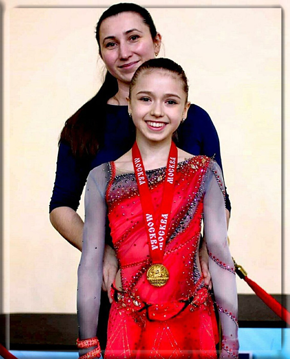 Камила Валиева с мамой.