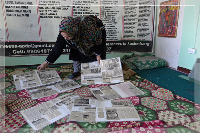 Парвина Ахангар собирает газетные вырезки о пропавших без вести, чтобы помочь другим найти своих близких.