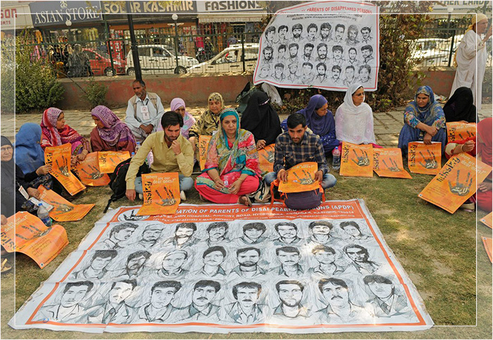 10-го числа каждого месяца Парвина Ахангар проводила молчаливую акцию протеста в Шринагаре вместе с другими людьми, потерявшими близких.