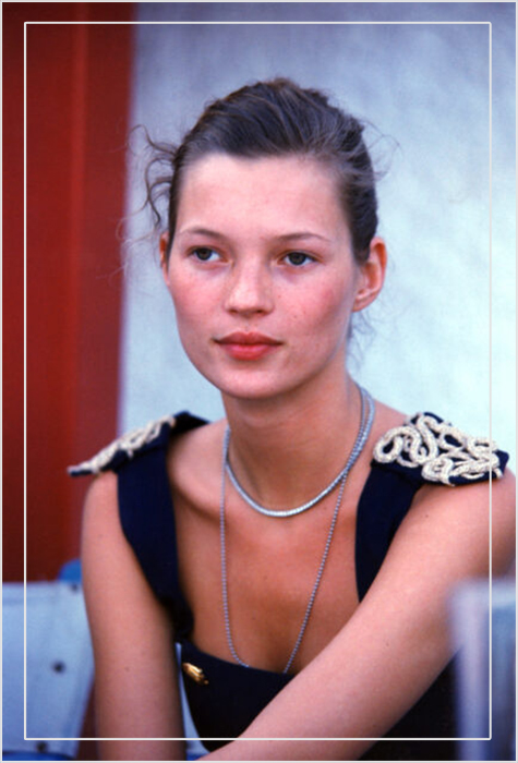 Кейт Мосс сфотографирована за кулисами модного показа в начале 1990-х. 