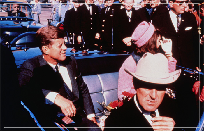 Президент США Джон Ф. Кеннеди, первая леди Жаклин Кеннеди и губернатор Техаса Джон Конналли перед убийством, 1963 год.