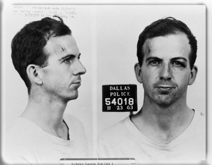 Ли Харви Освальд после ареста полицейским управлением Далласа, 1962 год. 