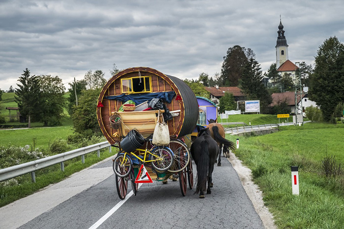 Современный цыганский фургон на дороге в центральной Словении. / Фото: Shutterstock.com