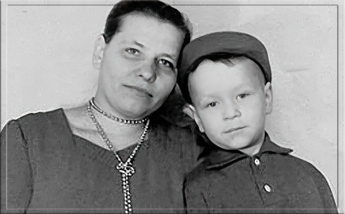 Маленький Валерий с мамой.