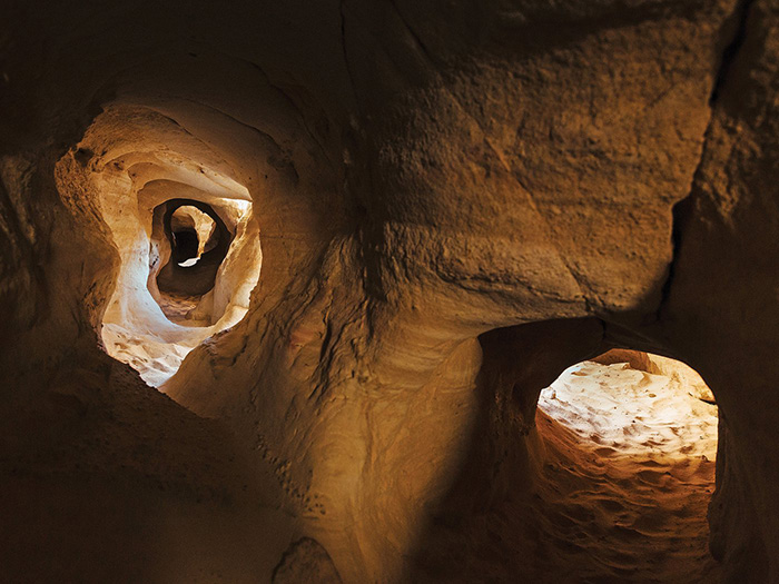 Бесчисленные шахты, вырубленные трудолюбивыми горняками тысячи лет назад, проходят через пустыню долины Тимна. / Фото: Ядид Леви