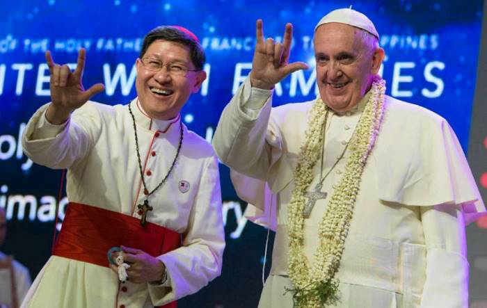 Папа Франциск и филиппинский кардинал Луис Антонио Тагле показывают «козу», что на языке жестов значит «Я тебя люблю». / Фото: credo.pro