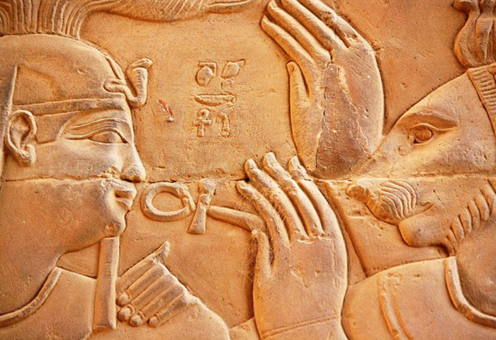 Анкх часто на древнеегипетских изображениях людям вручали боги. / Фото: магазинодин.рф