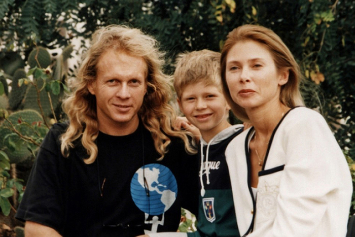 Крис Кельми с семьёй. / Фото: kp.ru