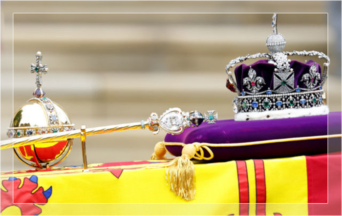 Сфера Государя, Скипетр и Императорская государственная корона лежат на драпированном Королевском штандарте гроба королевы Елизаветы II во время торжественной службы в часовне Святого Георгия, Виндзорский замок, 19 сентября 2022 года.