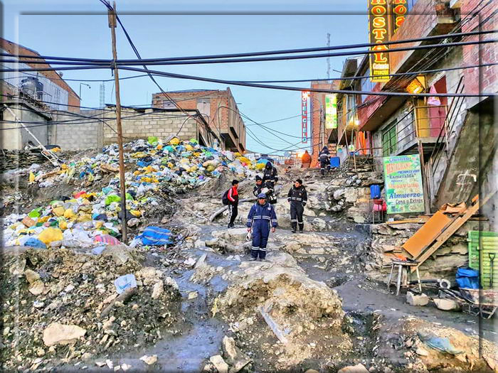 Улицы с жалкими лачугами просто завалены мусором, нечистоты сливают туда же.