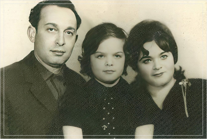 Лариса Долина с родителями.