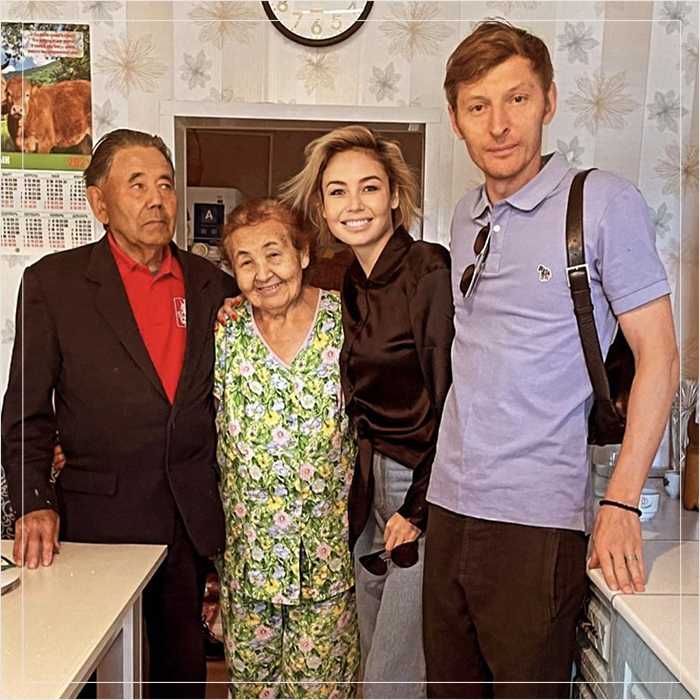 Ляйсан с Павлом в гостях у бабушки и дедушки Утяшевой.
