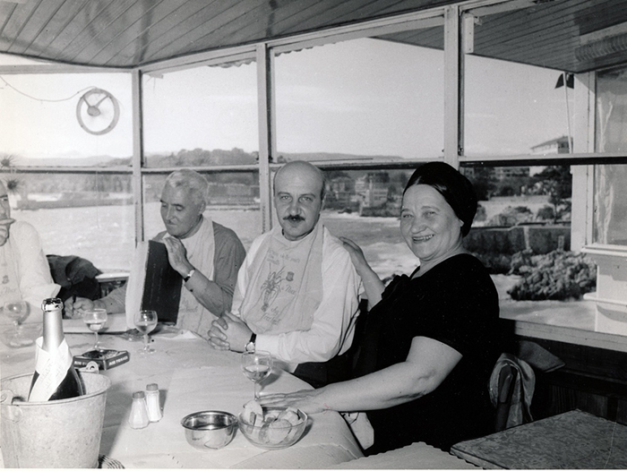 Константин Симонов и Надя Леже в ресторане Drotis de Reproduction, 1970-е годы. / Фото: russiainphoto.ru