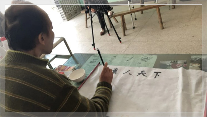 Ли Хуа снова занимается своей любимой каллиграфией.