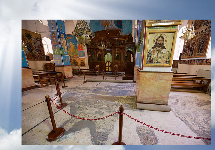 Интерьер греческой православной базилики Святого Георгия с мозаичной картой Святой Земли в Мадабе, Иордания. 