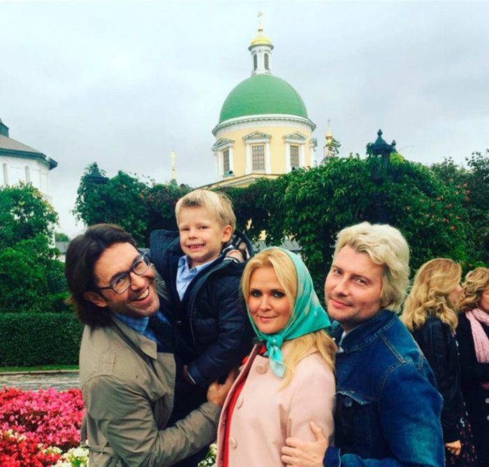 Андрей Малахов с женой, сыном и Николаем Басковым. / Фото:  @natashashkuleva