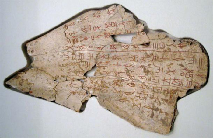 Кость оракула с надписью времён династии Шан. / Фото: ancient-origins.net