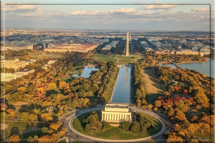 Вид с воздуха на Капитолий и памятник Вашингтону.