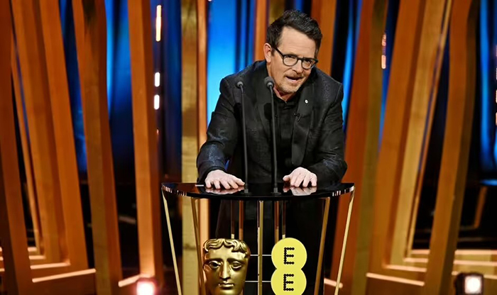 Майкл Джей Фокс получает Оскар. / Фото: miloserdie.ru